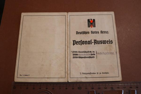 alter Deutsches Rotes Kreuz Personal-Ausweis  DRK Helferin Ludwigsburg  April 1945